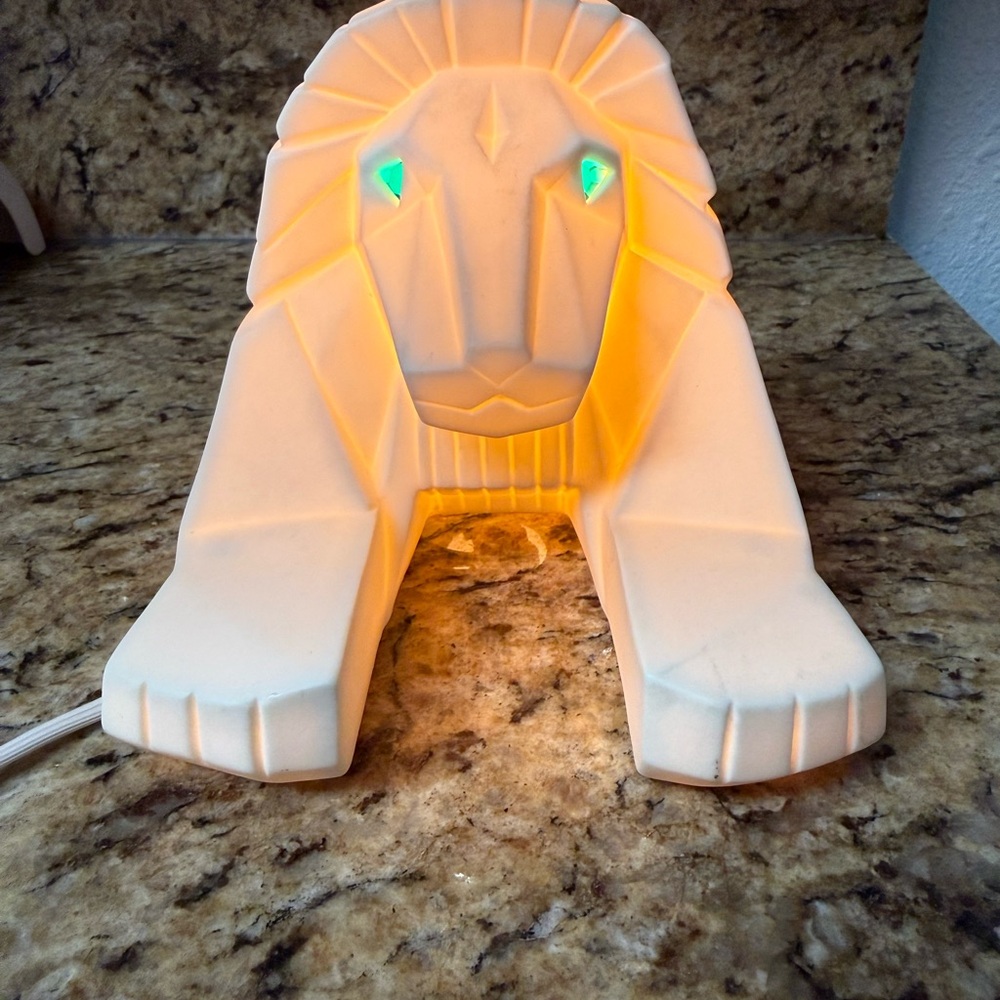Mayco ceramic bisque "Lion Facet-ini" decorative lamp. With green eyes